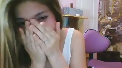 男孩在凸轮上性交他的第一个黑人女朋友