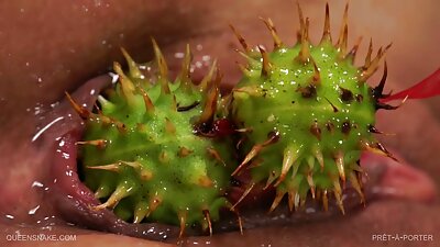 我抓住了我的芽继妹玩她的假阳具