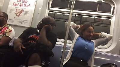 放荡的黑发引诱她的工作同事