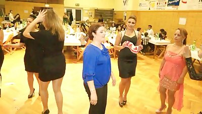 肮脏的老人和十几岁的女孩一起洗澡