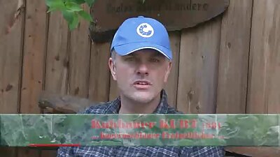 新来的年轻警察今天将从这个放荡的阿姨那里接受他的第一笔贿赂。