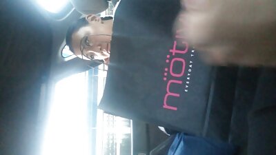 顽皮的醉酒夫妇在朋友旁边他妈的